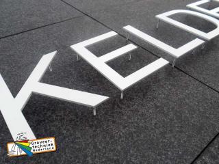 Aluminium letters (wit poedercoaten), op iets afstand van de muur te plaatsen mbv draadstang